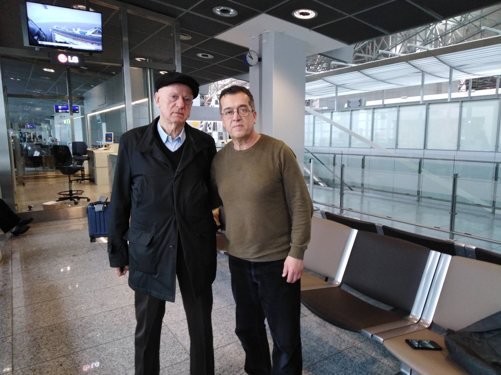 Autor Crnovršanin i Nuro Sadiković na aerodromu Frankfurt na putu za Istanbul