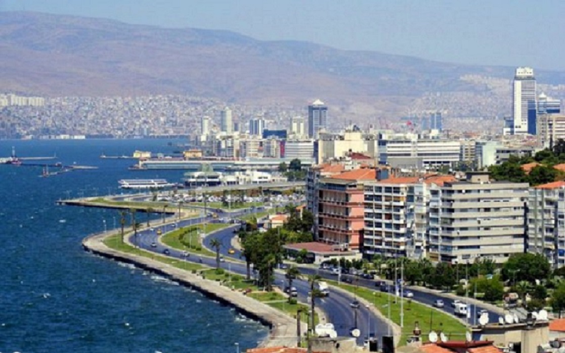 Izmir je sa 4,5 miliona stanovnika treći grad po veličini u Turskoj. Jedan je od najljepših gradova na Mediteranu sa izuzetnom historijom