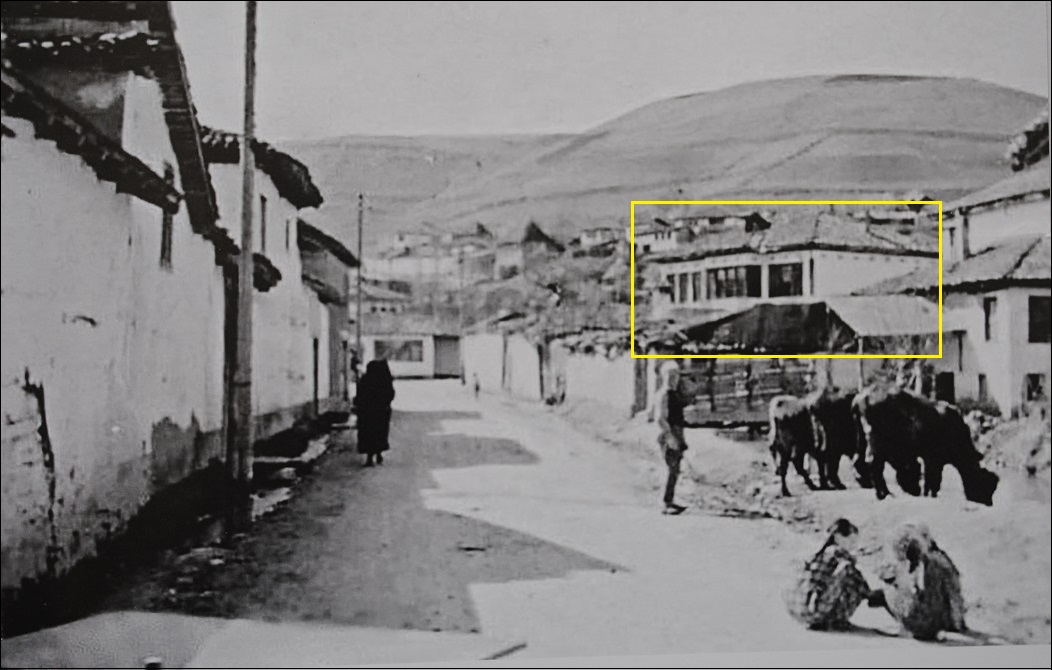 Današnja ulica Rifata Burdžovića u mahali Parice nosila je naziv Muftijin sokak. Na staroj slici se vidi originalan izgled kuće Ramović-Eminbegovića