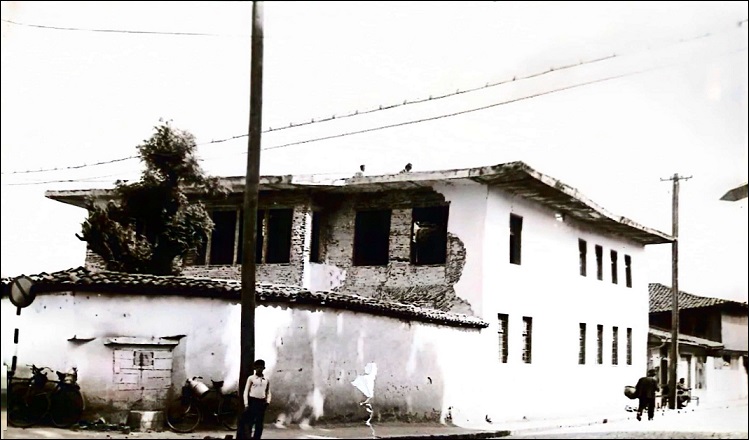 Prema izjavi Iskednera Ćorovića -Neko je 1965. g. namjerno zapalio krov kuće Ali-bega Ćorovića kako bi je lakše prisvojio