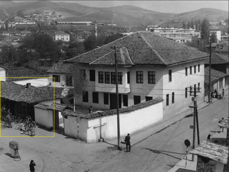 Autentični izgled kuće Ali-bega Ćorovića. Dućan koji se nalazio do ulaznih vrata (obilježen žutom linijom) je porušen